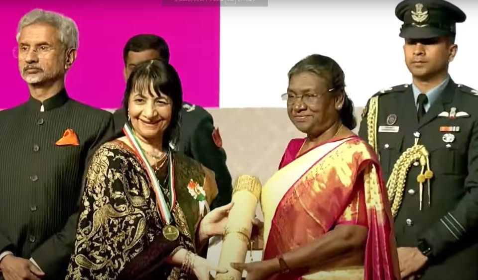 Chairperson Maqsooda Shiotani receiving an honour from the Government of India