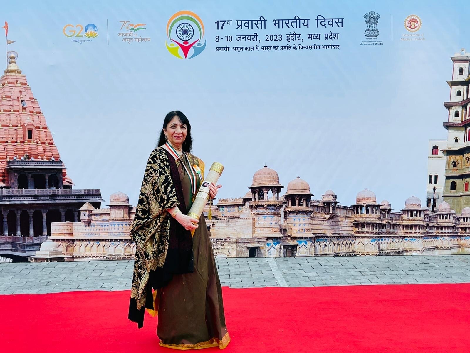 第17回インド系移民会議の公式パネル前に立つ、プラヴァシ・バラティヤ・サマン賞受章者 塩谷マクスーダ理事長